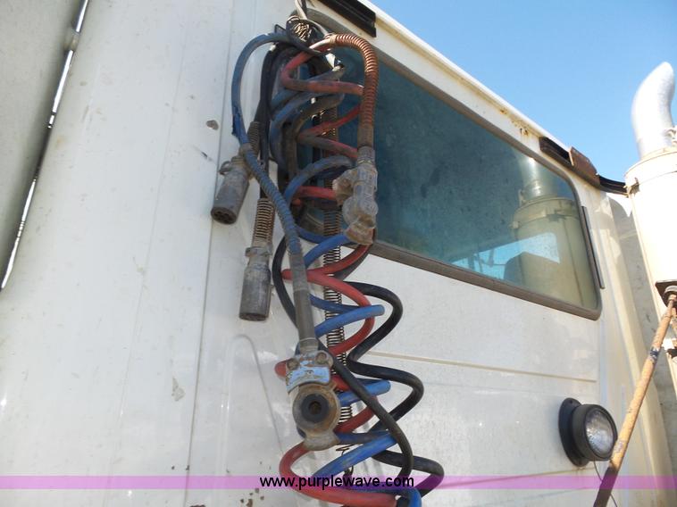 image for item L4005 2002 Mack CH613 semi truck