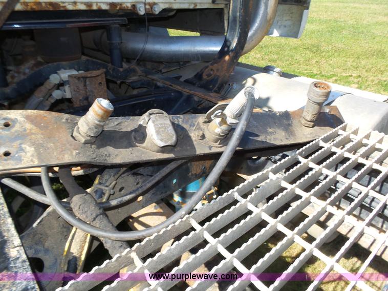 image for item L4005 2002 Mack CH613 semi truck