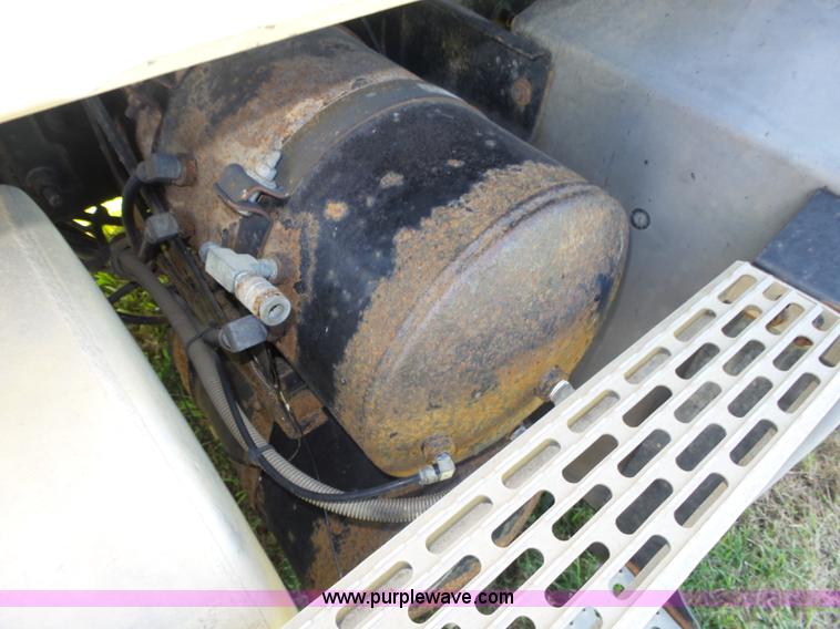 image for item L4005 2002 Mack CH613 semi truck