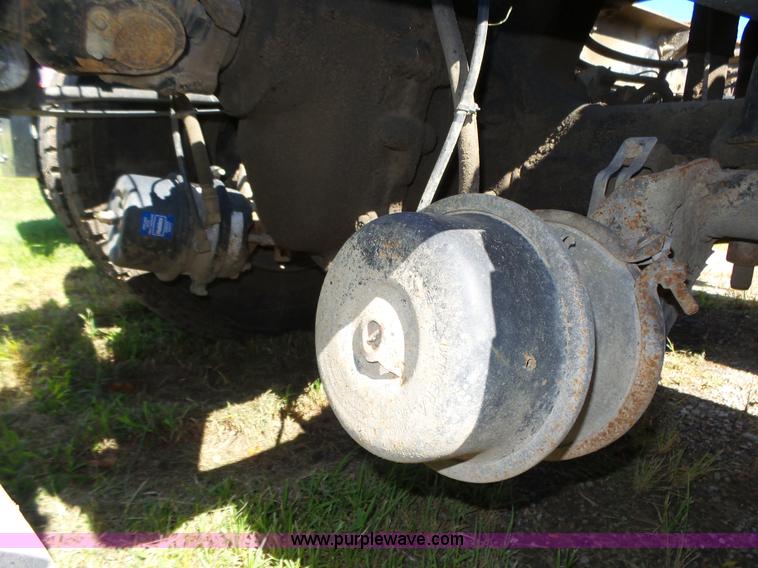 image for item L4005 2002 Mack CH613 semi truck