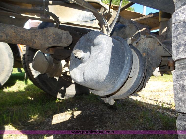 image for item L4005 2002 Mack CH613 semi truck