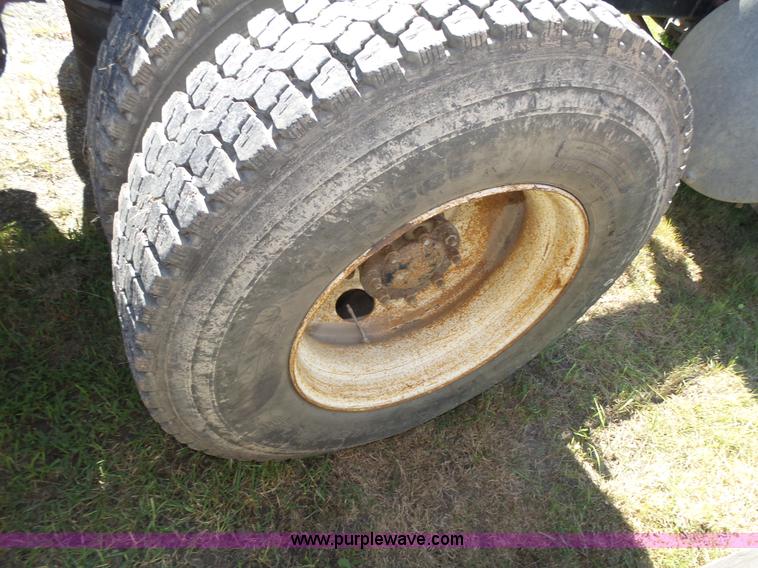 image for item L4005 2002 Mack CH613 semi truck