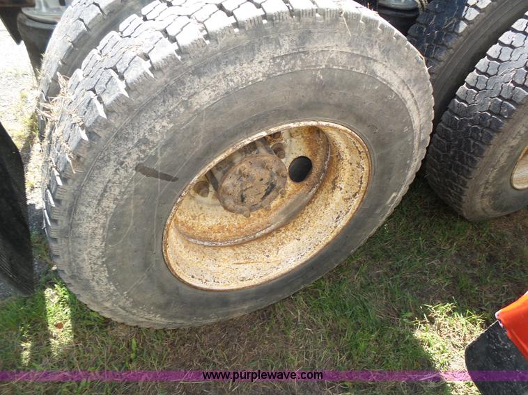 image for item L4005 2002 Mack CH613 semi truck