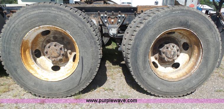 image for item L4005 2002 Mack CH613 semi truck