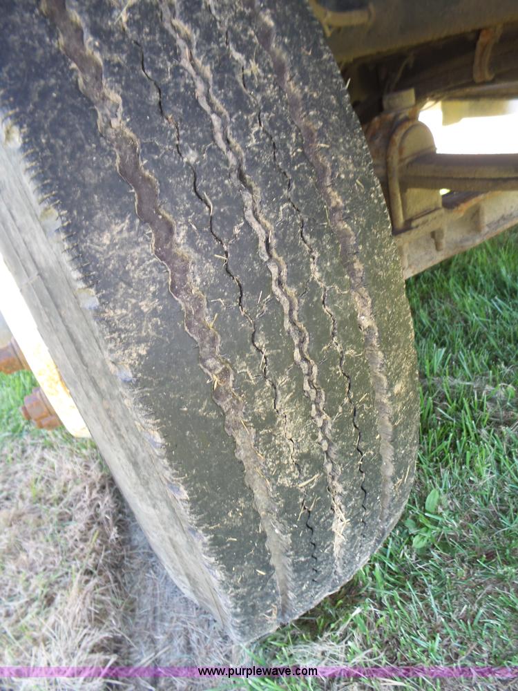 image for item L4005 2002 Mack CH613 semi truck