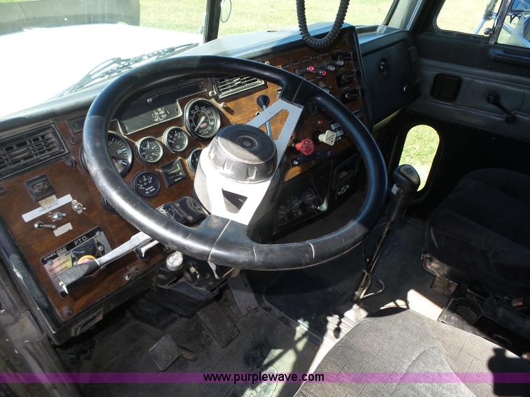 image for item L4006 1996 Peterbilt 379 semi truck