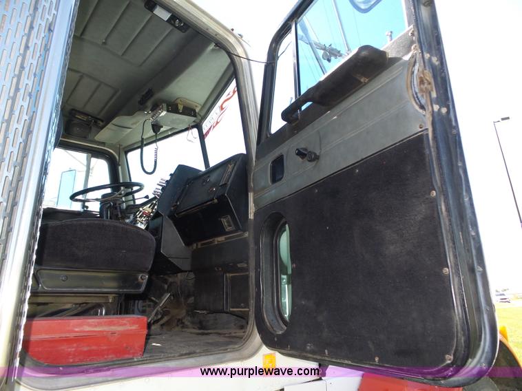 image for item L4006 1996 Peterbilt 379 semi truck