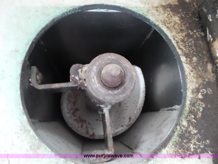 image for item BZ9819 1990 Parker 1500 gravity wagon