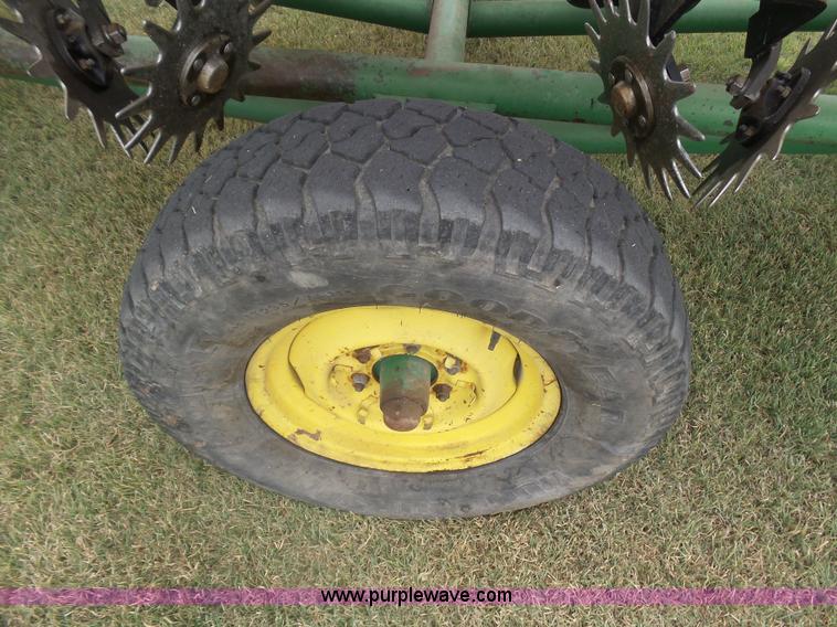 image for item DA4500 1998 John Deere 1700 Max Emerge Plus Vacumeter no-till planter