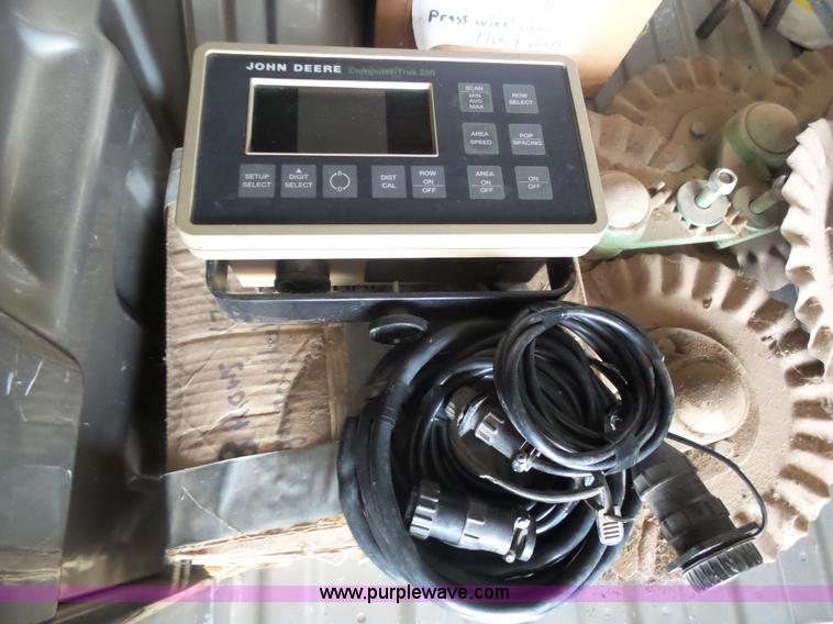 image for item DA4500 1998 John Deere 1700 Max Emerge Plus Vacumeter no-till planter