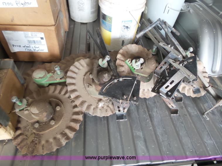 image for item DA4500 1998 John Deere 1700 Max Emerge Plus Vacumeter no-till planter