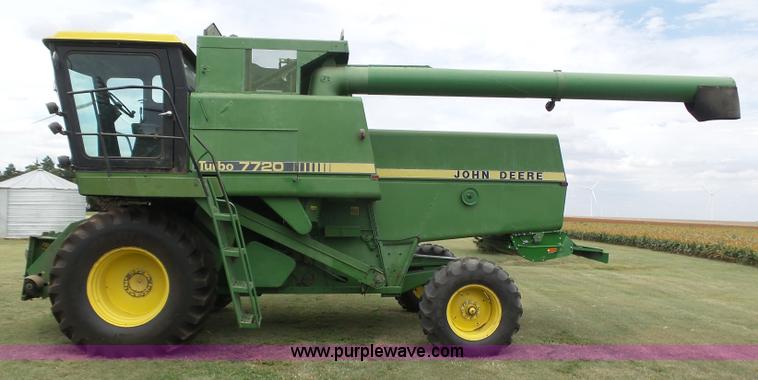 image for item DA4503 1982 John Deere 7720 combine