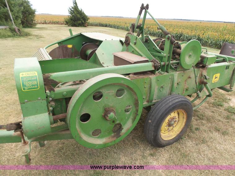image for item DA4512 John Deere 24T small square baler