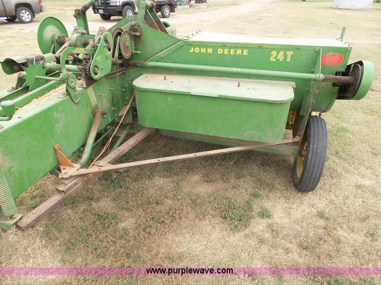 image for item DA4512 John Deere 24T small square baler
