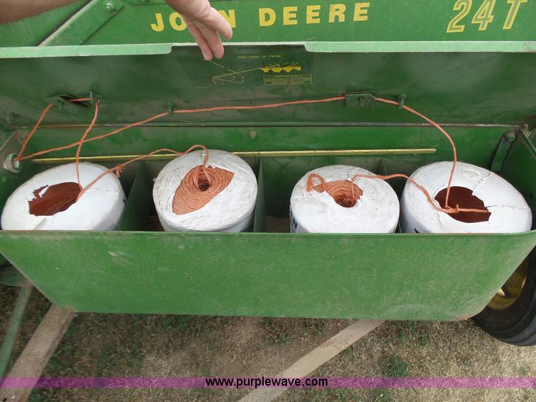 image for item DA4512 John Deere 24T small square baler