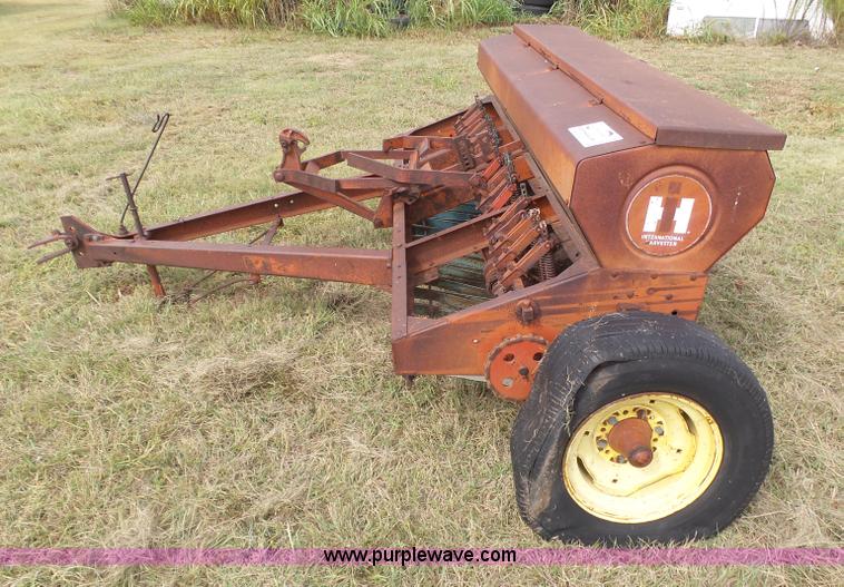 image for item DA4516 International 16X10 grass drill