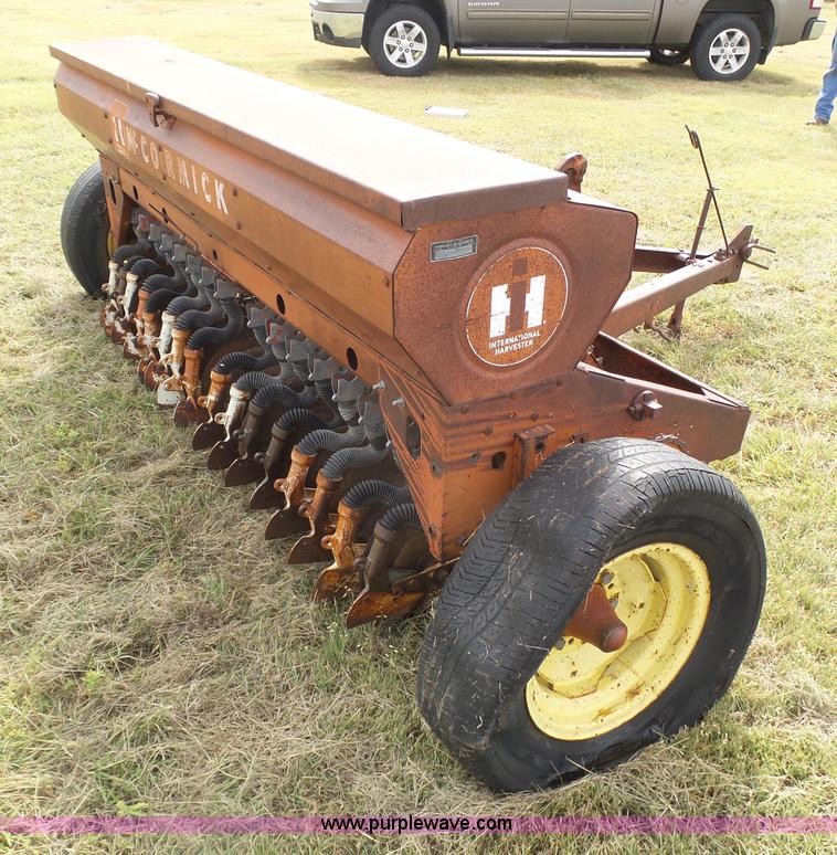 image for item DA4516 International 16X10 grass drill