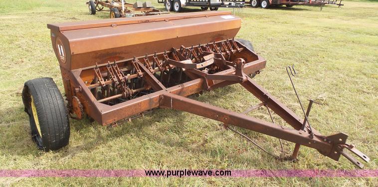 image for item DA4516 International 16X10 grass drill