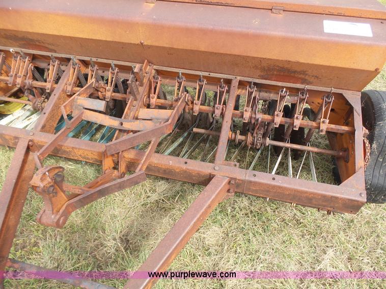 image for item DA4516 International 16X10 grass drill