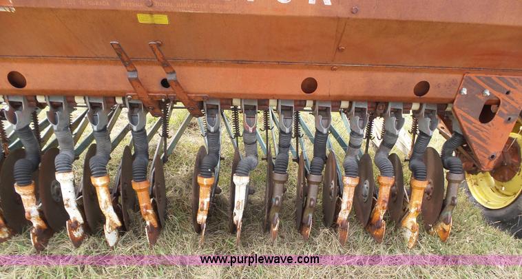 image for item DA4516 International 16X10 grass drill