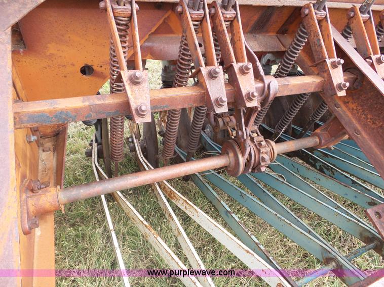 image for item DA4516 International 16X10 grass drill