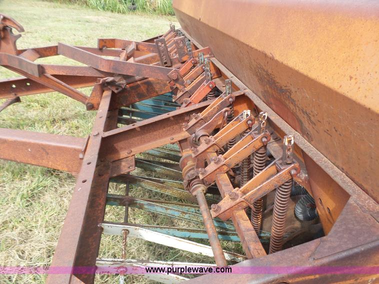 image for item DA4516 International 16X10 grass drill