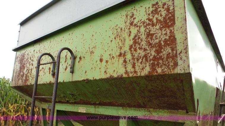 image for item DA8817 Parker 2600 gravity wagon