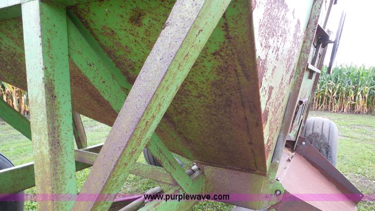 image for item DA8817 Parker 2600 gravity wagon