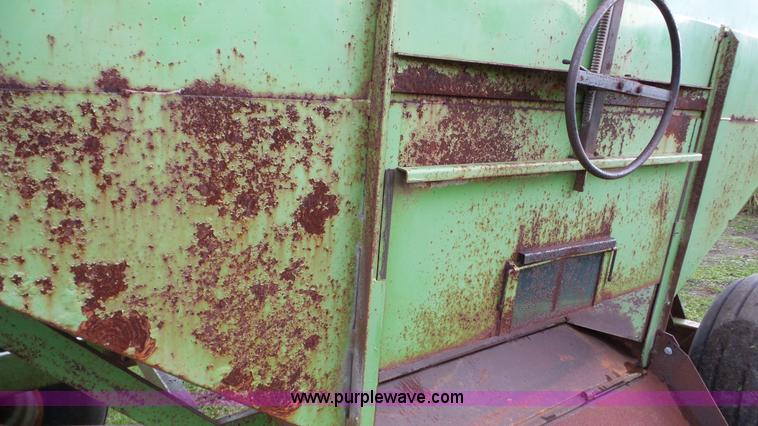 image for item DA8817 Parker 2600 gravity wagon