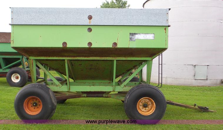 image for item DA8818 Parker 2600 gravity wagon