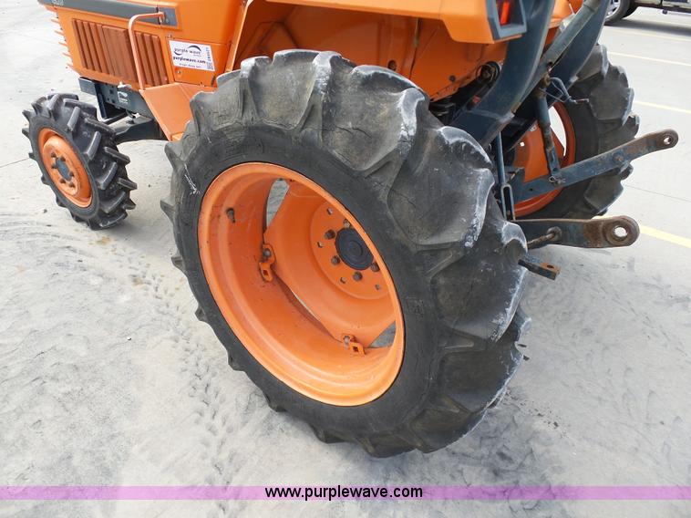 image for item DB4521 1985 Kubota L2250D MFWD tractor