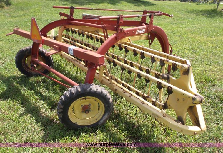 image for item K3593 New Holland 258 side delivery rake
