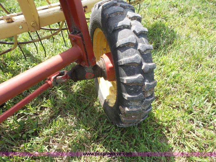 image for item K3593 New Holland 258 side delivery rake