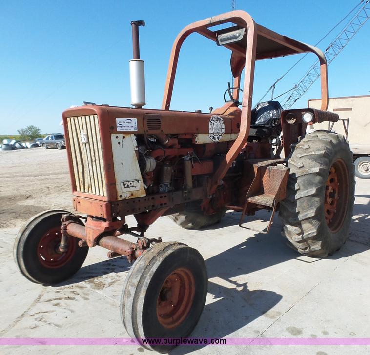 image for item L4017 1967 International 706 tractor