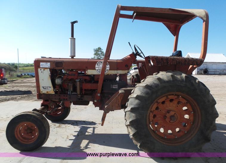 image for item L4017 1967 International 706 tractor