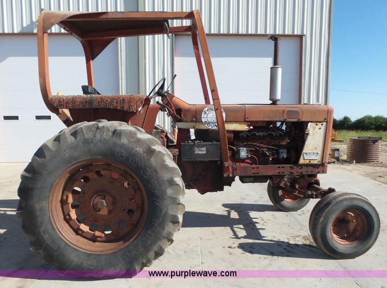 image for item L4017 1967 International 706 tractor