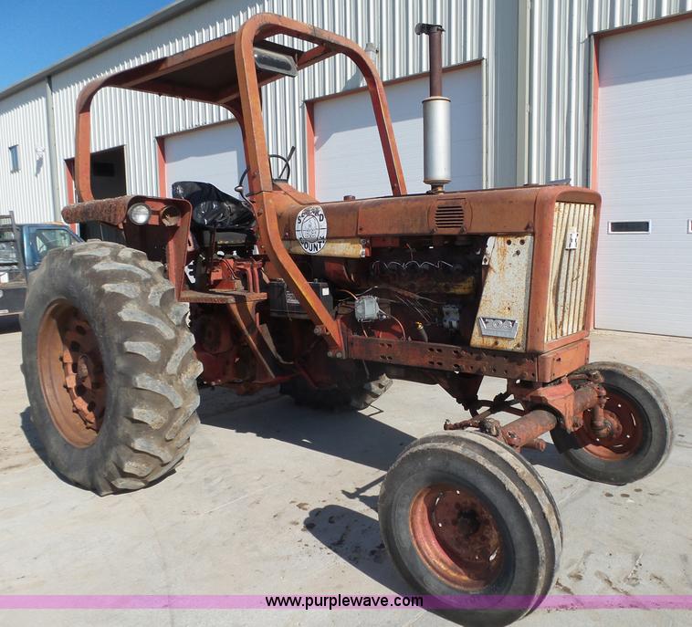 image for item L4017 1967 International 706 tractor