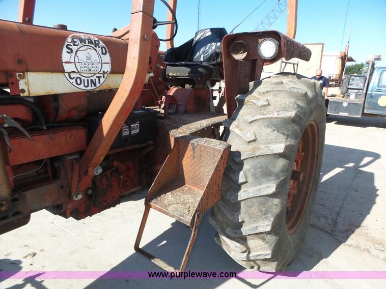 image for item L4017 1967 International 706 tractor