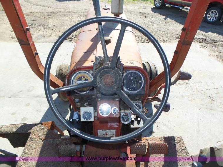 image for item L4017 1967 International 706 tractor