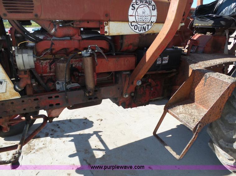 image for item L4017 1967 International 706 tractor