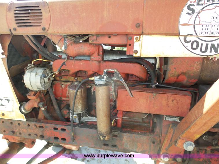 image for item L4017 1967 International 706 tractor