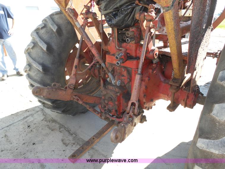 image for item L4017 1967 International 706 tractor