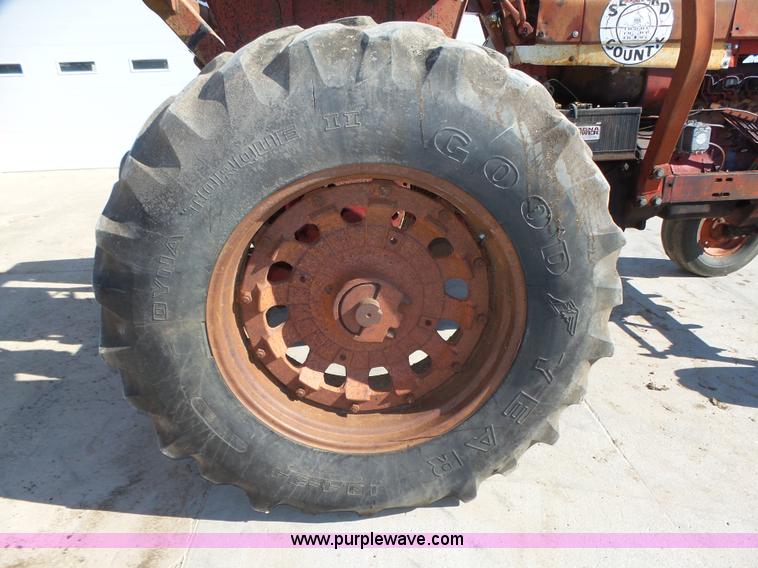 image for item L4017 1967 International 706 tractor