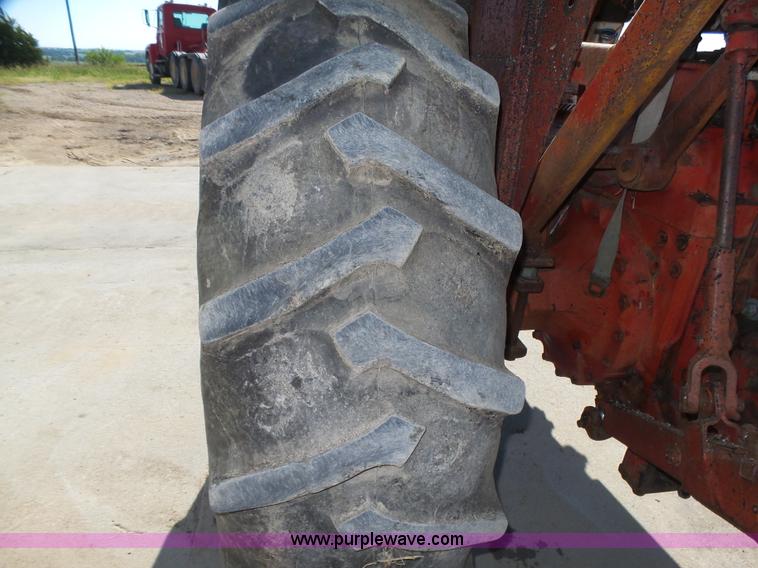 image for item L4017 1967 International 706 tractor