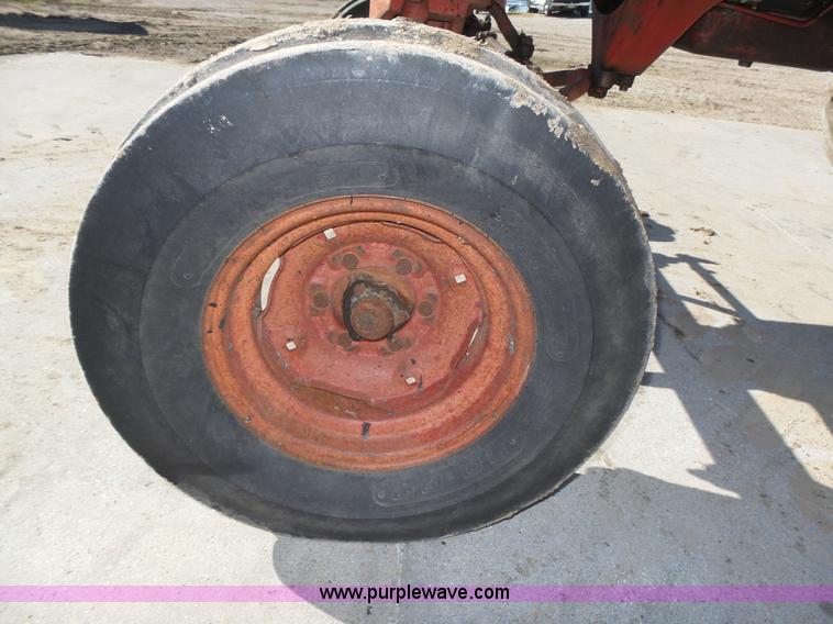 image for item L4017 1967 International 706 tractor