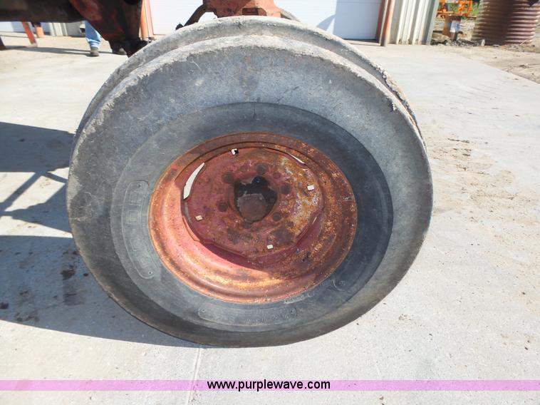 image for item L4017 1967 International 706 tractor