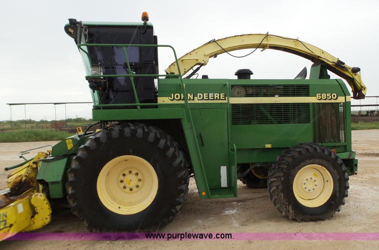 image for item L6616 2002 John Deere 6850 PRWD forage harvester