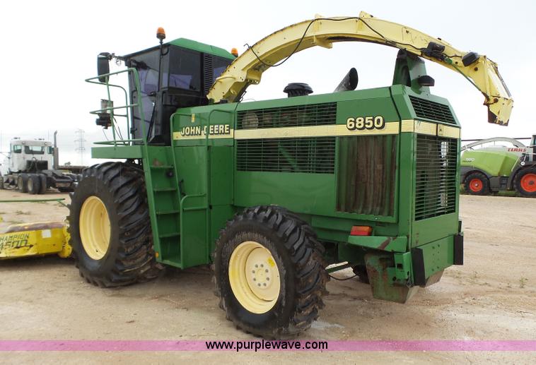 image for item L6616 2002 John Deere 6850 PRWD forage harvester