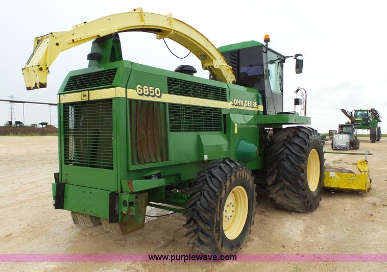 image for item L6616 2002 John Deere 6850 PRWD forage harvester
