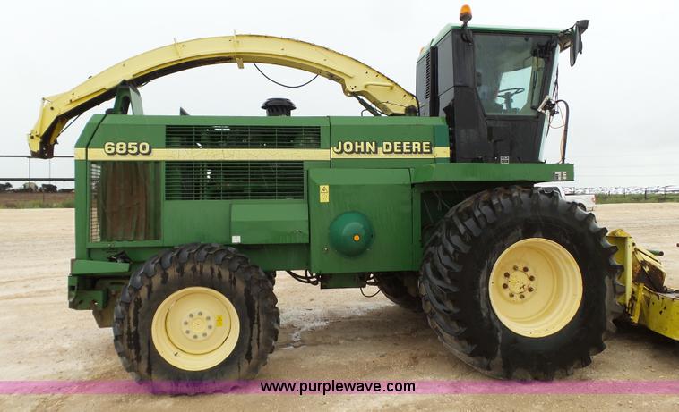 image for item L6616 2002 John Deere 6850 PRWD forage harvester